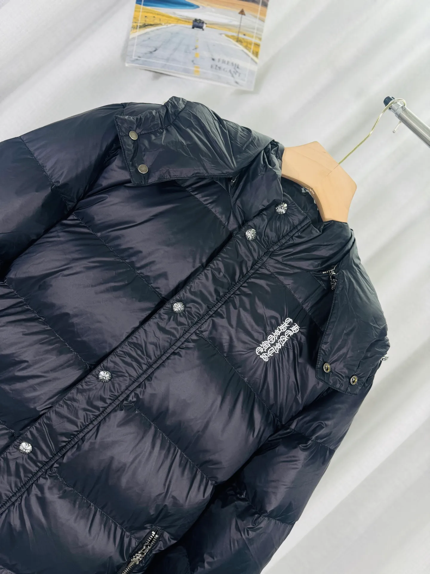 P800 top version 🐮 Real shot without P, ​​different from market products] Chrome Hearts ❄️ Winter environmentally friendly down jacket series ❄️ Chrome Hearts dark pattern series hooded down jacket is available at the counter at the same time ❤ The hood is detachable! The hat is removable and can be worn on both sides. The best Guangzhou national standard 90 velvet on the market! ! The world’s highest fluffiness of 900D! ! High standard and sufficient down filling! ! Exterior windproof and waterproof dark-grain custom fabric, interior high-grade dark-grain lining fabric to prevent lint, original hardware molding, fine craftsmanship details, casual or formal wear ✨ Slim-fitting and not bulky Recommended color: Customized matte black series Code numbers: S, M, L, XL